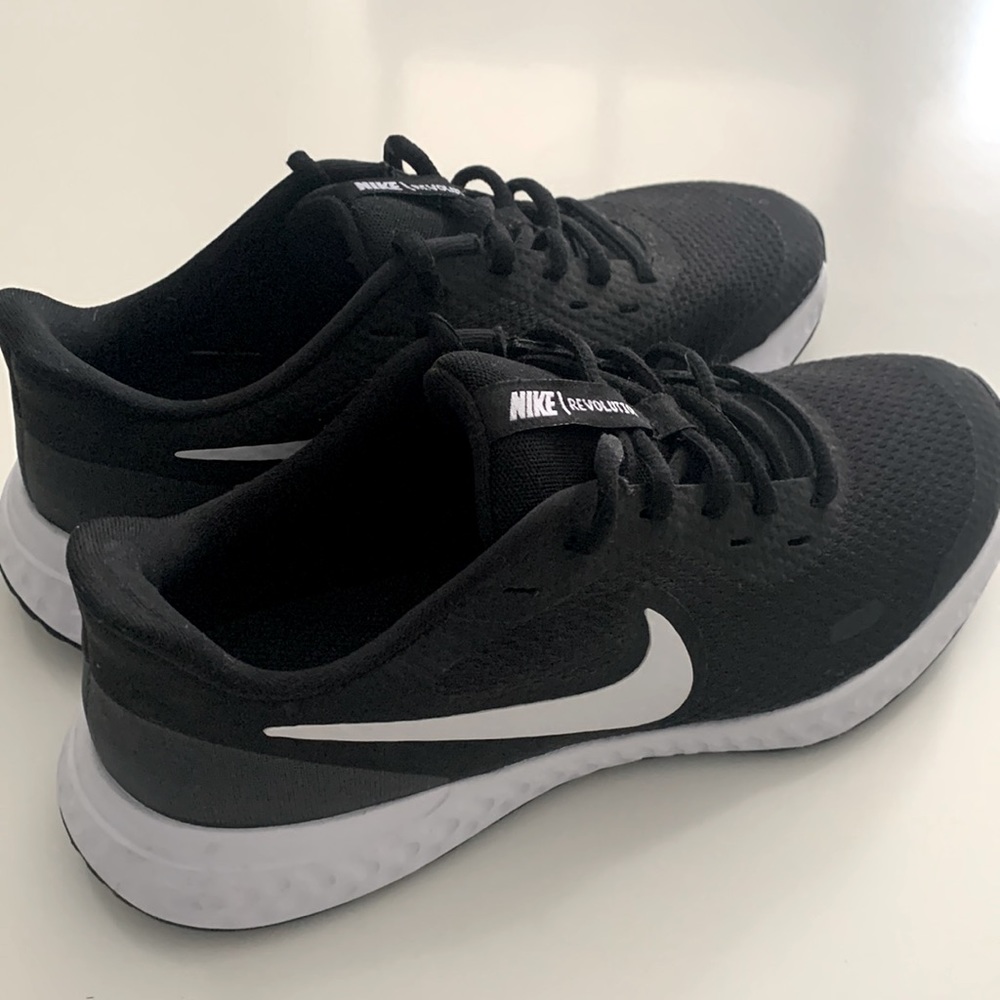 Nike boys shoes sz 6Y, NWT